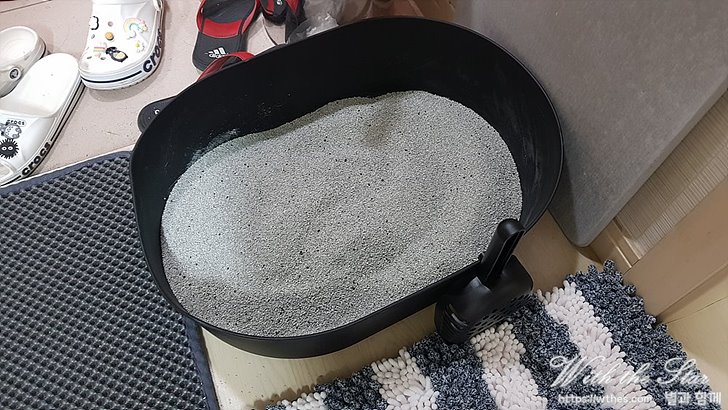 모래가 가득한 화장실