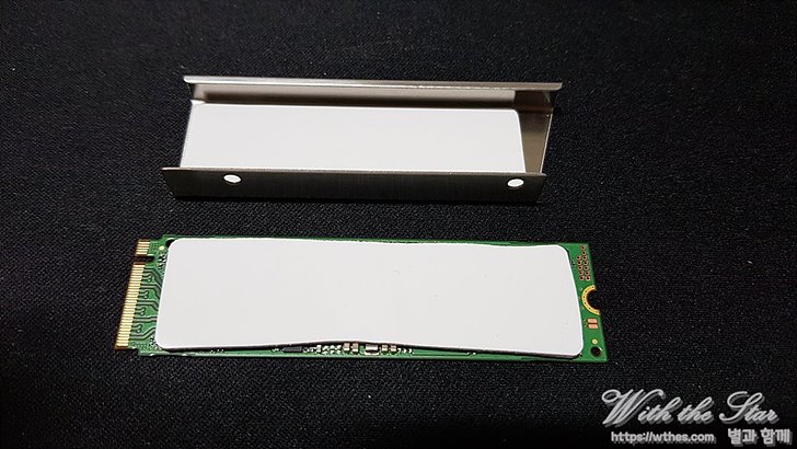 방열판과 SSD에 부착한 서멀 패드